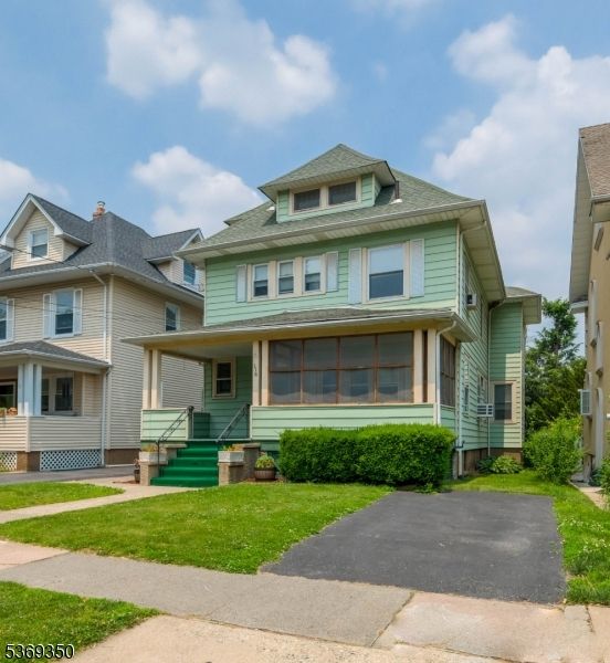 Exterior, Facade, American Foursquare