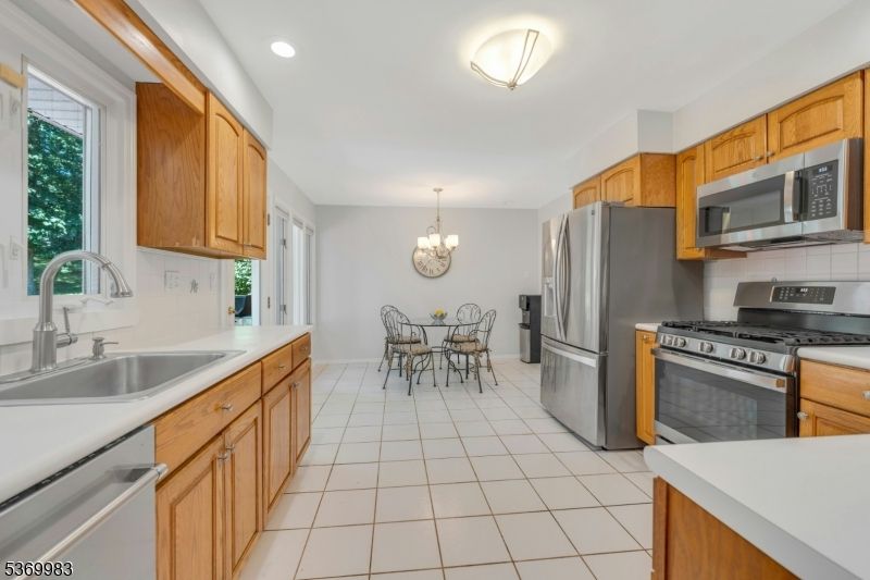 Chandelier, Dining room, Interior, Kitchen, Recessed Lighting, Stainless Steel Appliances
