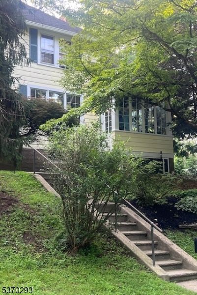 Exterior, Facade, Raised Ranch