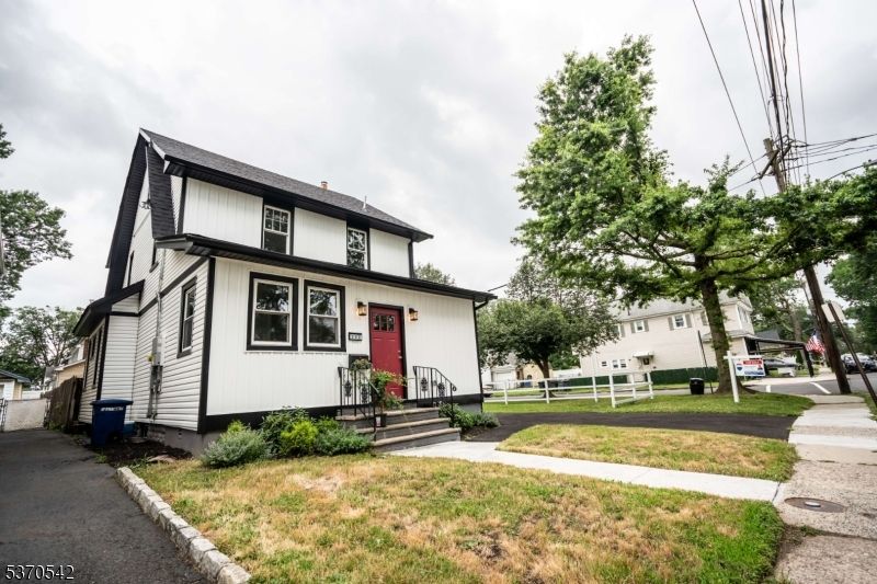 Backyard, Exterior, Facade, American Foursquare