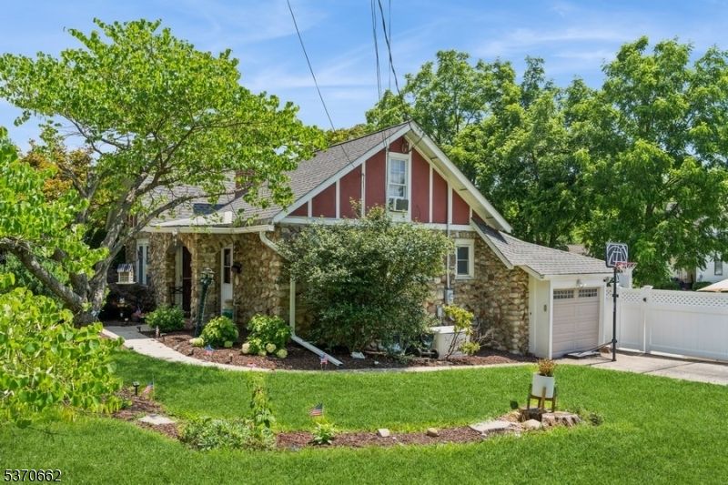Detached Garage, Exterior