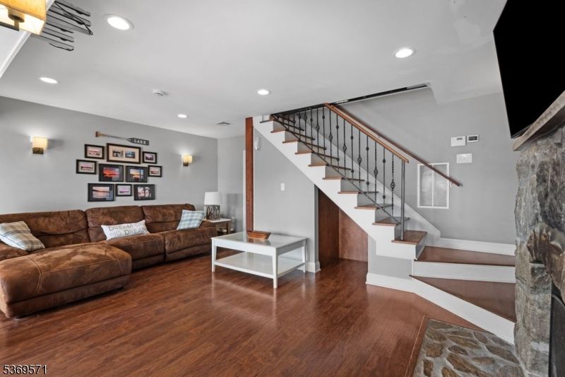 Interior, Living room, Recessed Lighting, Wood Texture Flooring