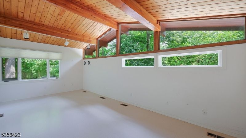 Empty room, Interior, Wooden Beams, Wooden Ceilings
