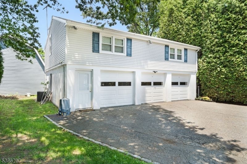 Attached, Exterior, Facade, Raised Ranch