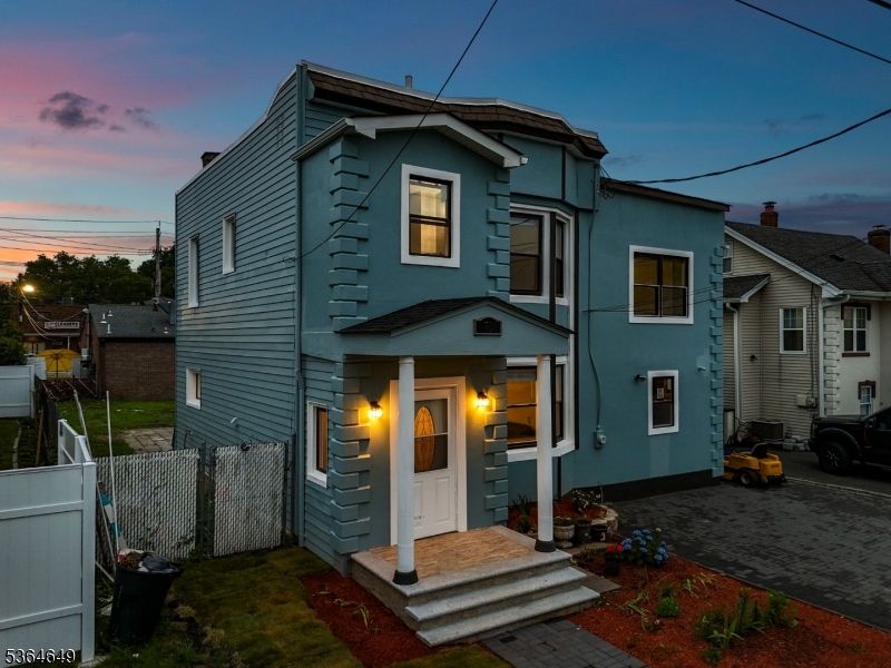 Exterior, Facade, Rowhouse
