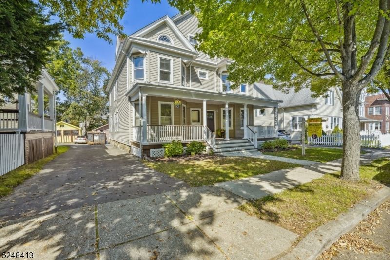 Exterior, Facade, Queen Anne Victorian