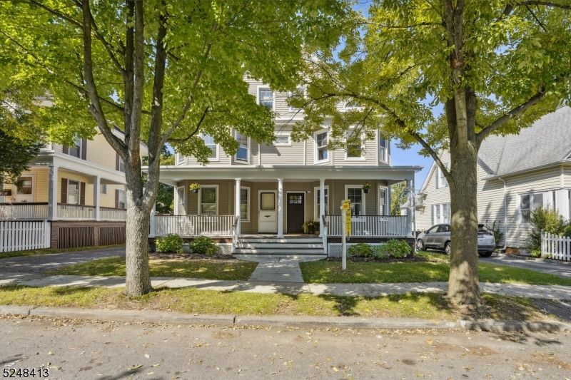 Exterior, Facade, American Foursquare