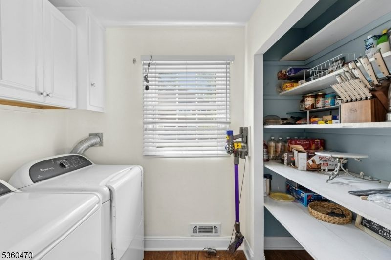 Interior, Washer, Wood Texture Flooring