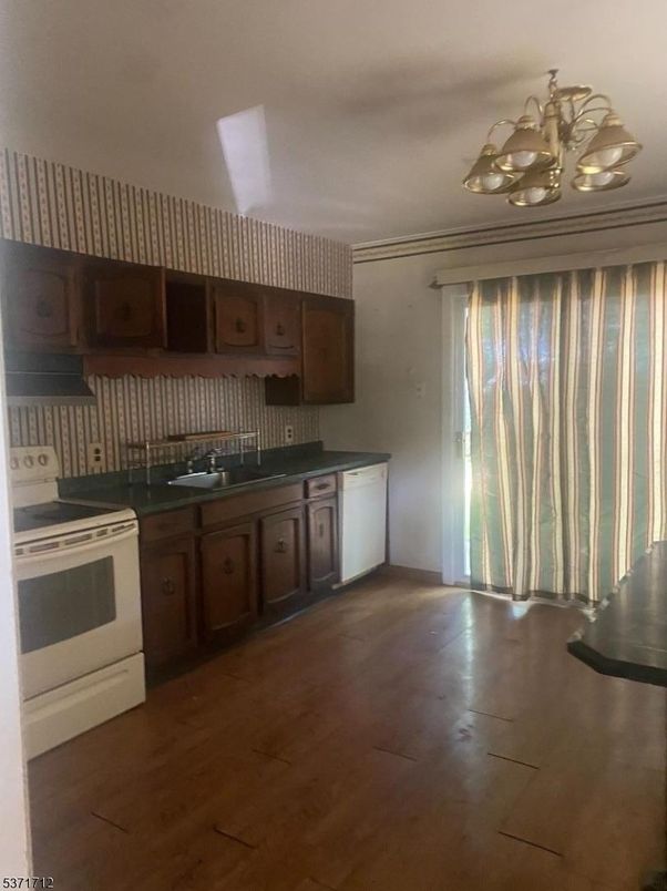 Chandelier, Interior, Kitchen, Wood Texture Flooring