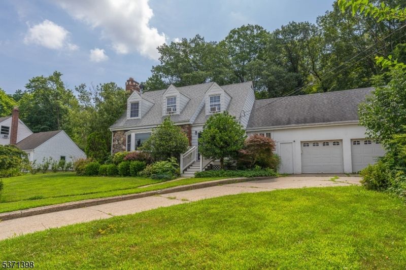 Attached, Exterior, Facade, Cape Cod
