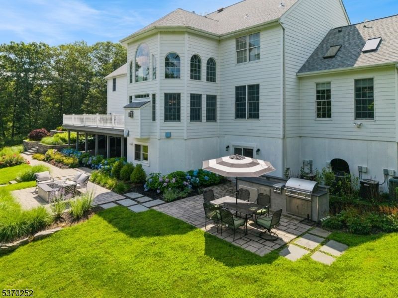 Backyard, Exterior, Outdoor Kitchen