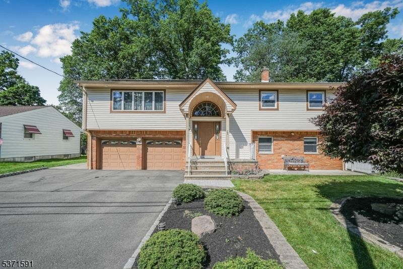 Attached, Exterior, Facade, Brick Facade, Raised Ranch
