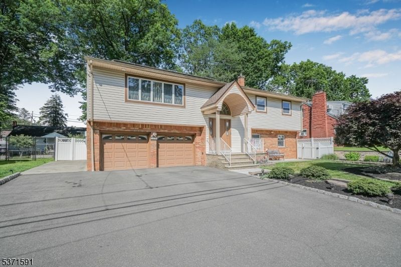 Attached, Exterior, Facade, Raised Ranch