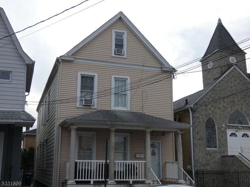 Exterior, Facade, Queen Anne Victorian