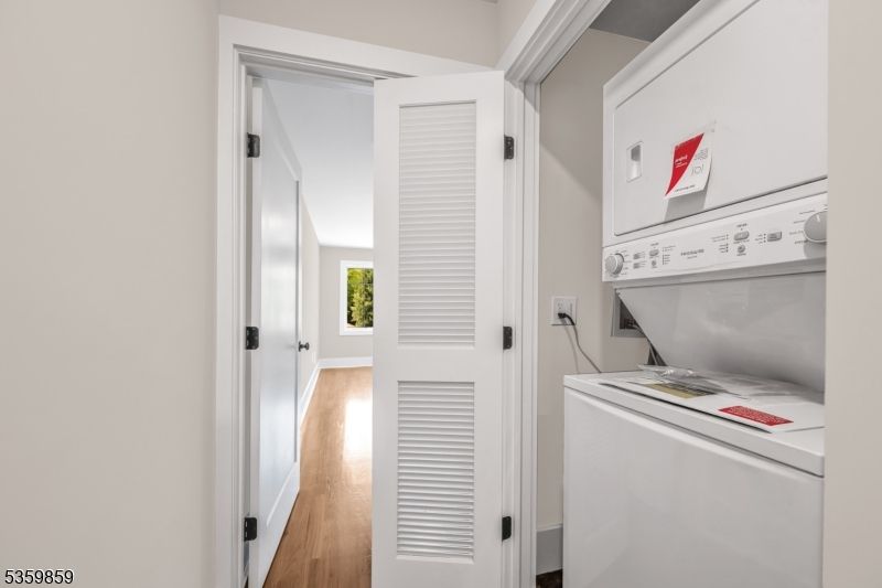 Interior, Utility Closets, Washer, Wood Texture Flooring