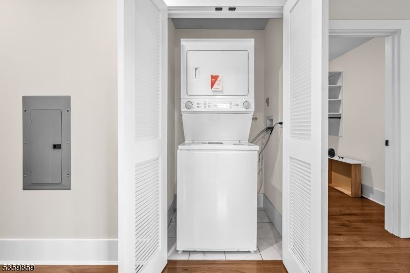 Interior, Utility Closets, Washer, Wood Texture Flooring
