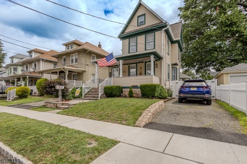 Exterior, Facade, Queen Anne Victorian