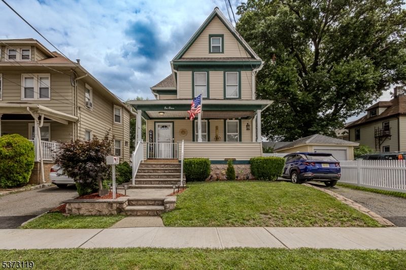 Attached, Exterior, Facade, Queen Anne Victorian