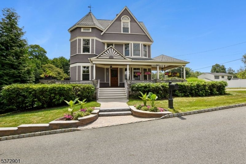 Exterior, Facade, Queen Anne Victorian