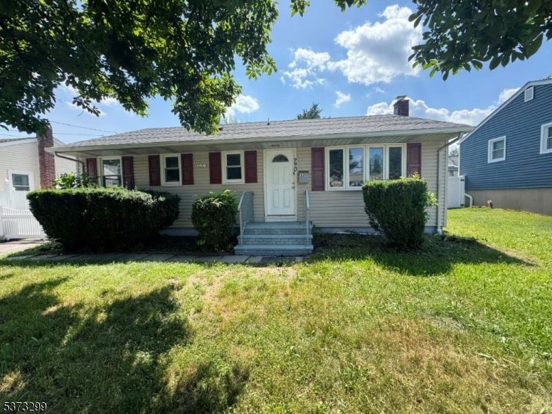 Exterior, Facade, Cape Cod