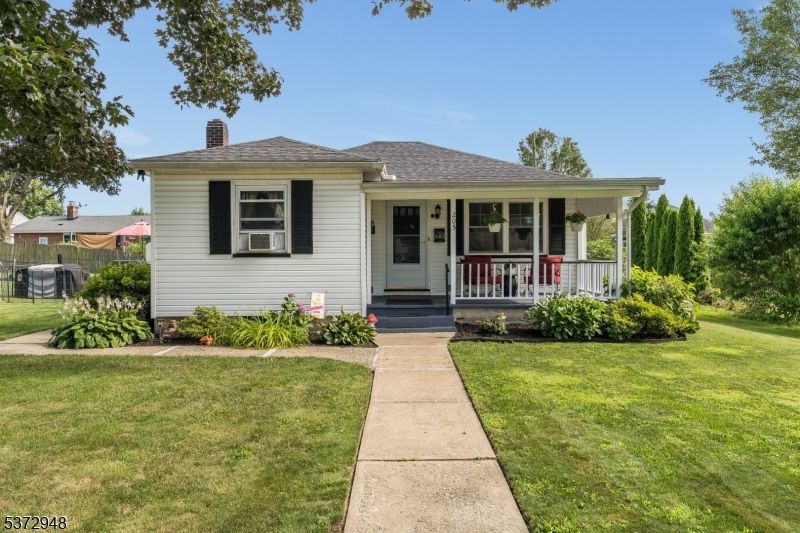 Backyard, Exterior, Facade, Split Level