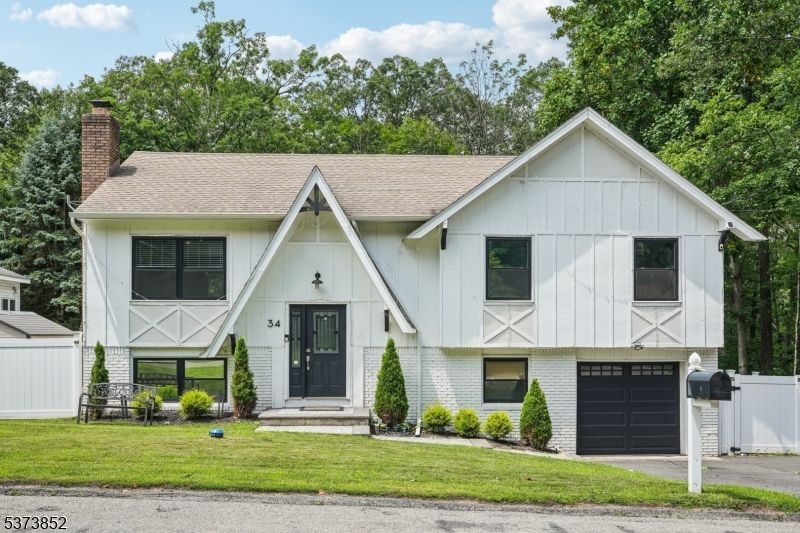 Attached, Exterior, Facade, Farmhouse