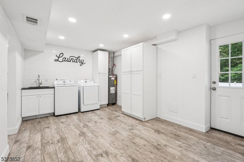 Interior, Recessed Lighting, Washer, Wood Texture Flooring