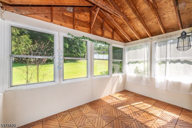 Empty room, Interior, Sun Room, Wooden Beams, Wooden Ceilings
