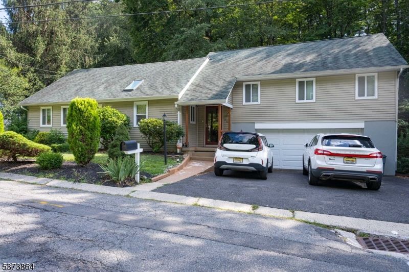 Attached, Exterior, Facade, Cape Cod
