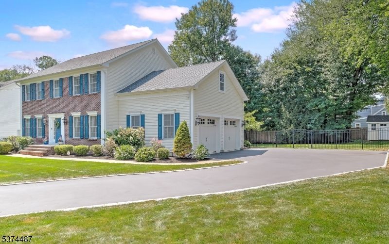 Attached, Exterior, Facade, Farmhouse