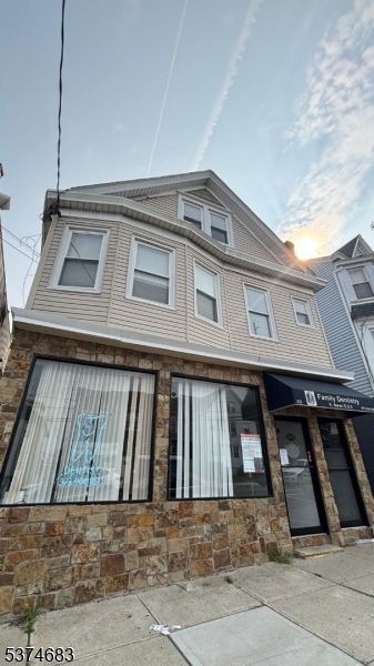 Exterior, Facade, Rowhouse