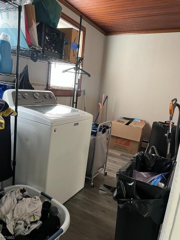 Interior, Washer, Wood Texture Flooring