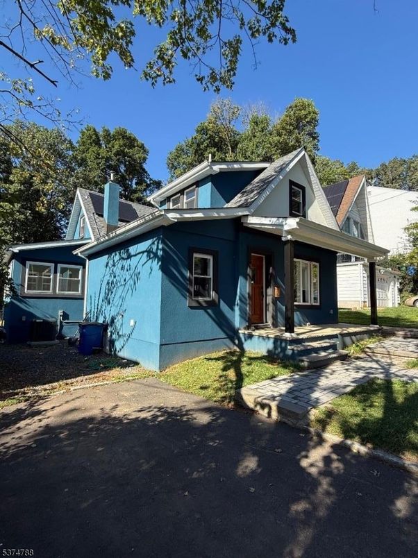 Exterior, Facade, Queen Anne Victorian