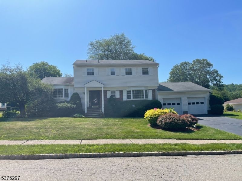 Attached, Exterior, Facade, Split Level