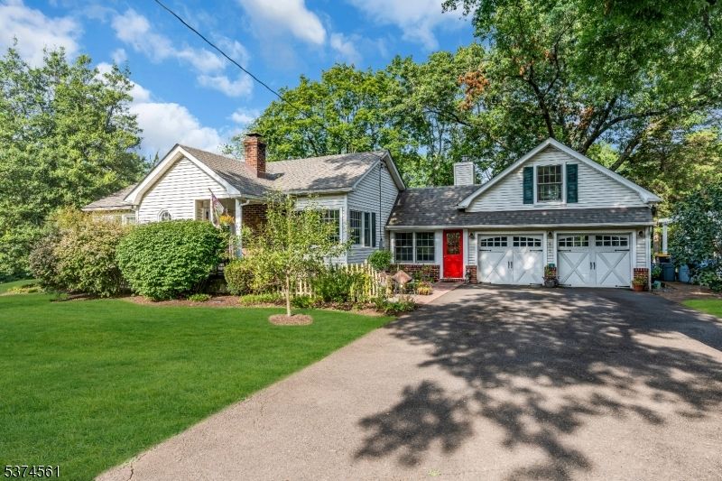 Attached, Exterior, Facade, Cape Cod