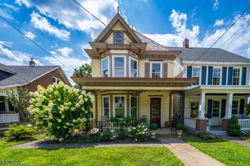 Exterior, Facade, Queen Anne Victorian