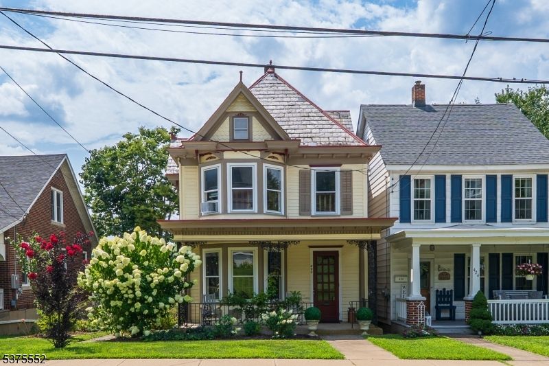 Exterior, Facade, Queen Anne Victorian