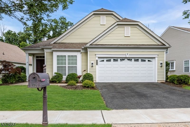 Attached, Exterior, Facade, Ranch