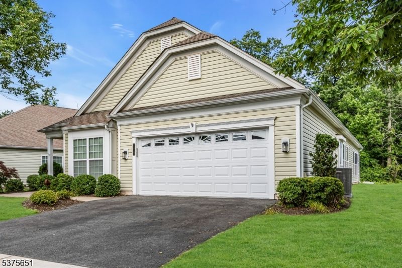 Attached, Exterior, Facade, American Craftsman