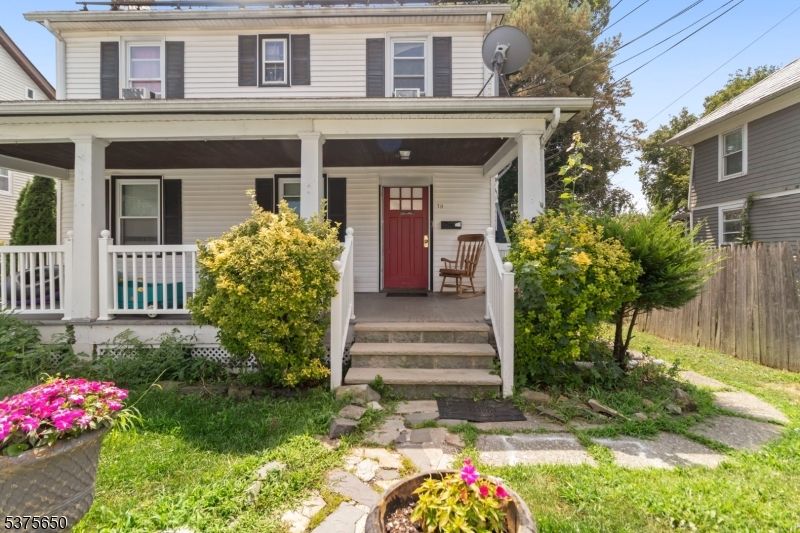 Exterior, Facade, American Foursquare