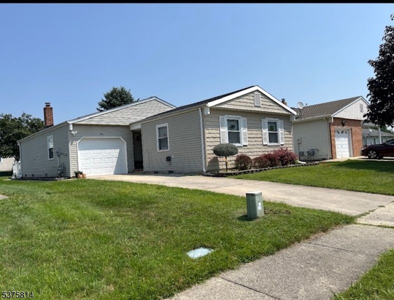 Attached, Exterior, Facade, Ranch