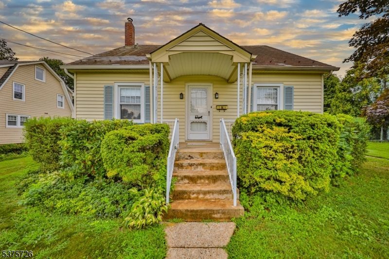 Exterior, Facade, Cape Cod
