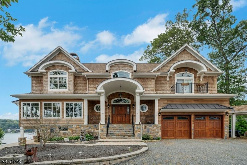 Attached, Exterior, Facade, Queen Anne Victorian
