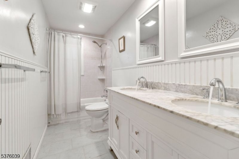Bathroom, Dual Sink Vanities, Interior, Recessed Lighting