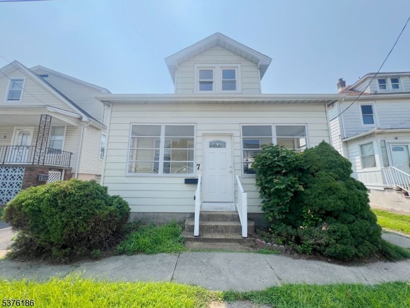 Exterior, Facade, American Craftsman