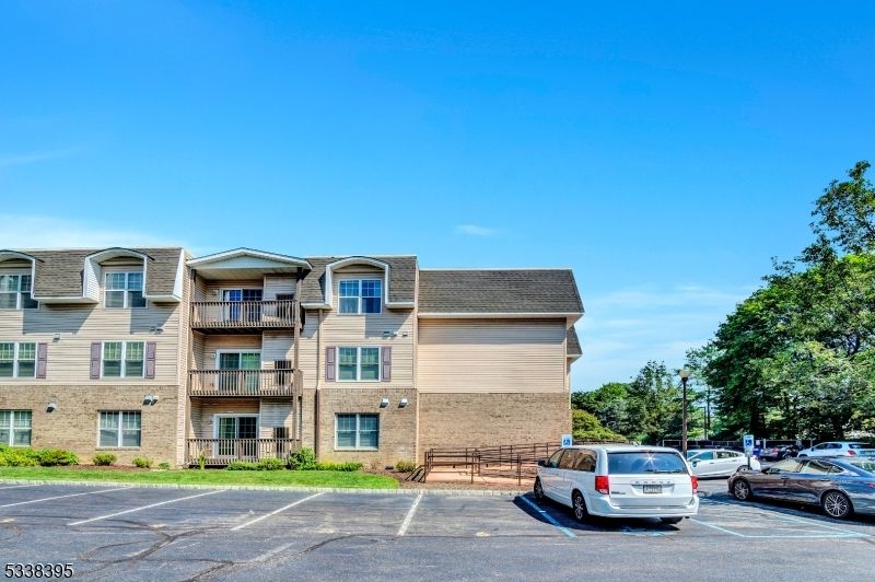 Attached, Exterior, Facade, Rowhouse