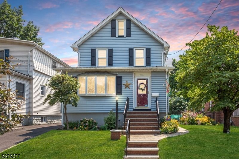 Exterior, Facade, Queen Anne Victorian