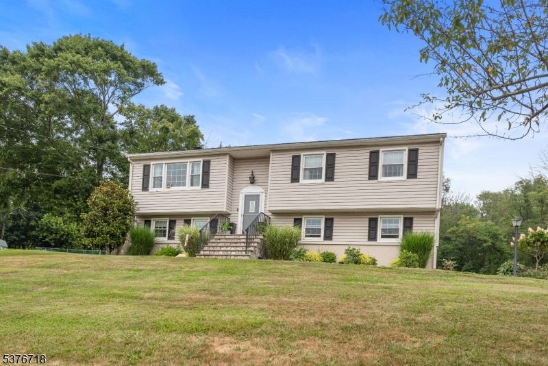 Backyard, Exterior, Facade, Raised Ranch