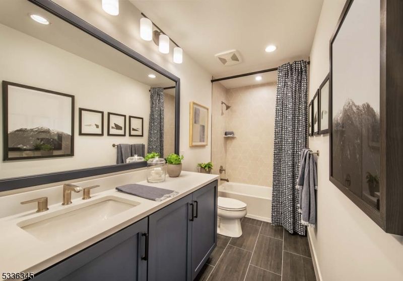 Bathroom, Dual Sink Vanities, Interior, Recessed Lighting