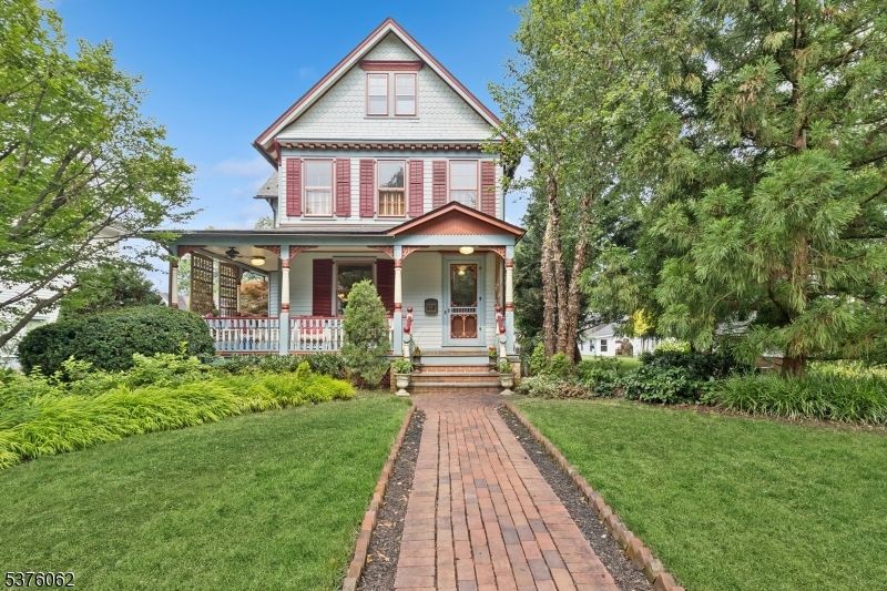 Exterior, Facade, Queen Anne Victorian